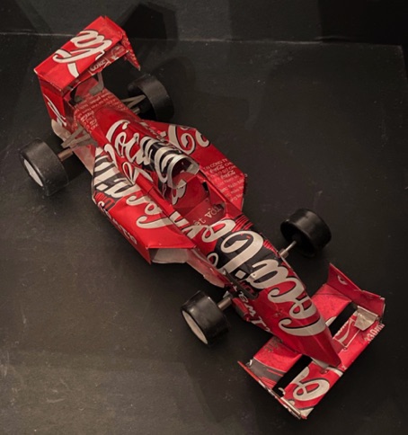 10399-1 € 4,00 coca cola race auto gemaakt van blikjes.jpeg